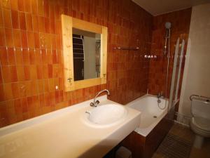 łazienka z umywalką, wanną i toaletą w obiekcie Studio cosy avec mezzanine et balcon au pied des pistes - FR-1-297-158 w mieście Auris