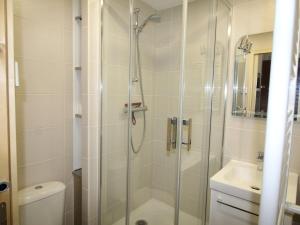 La salle de bains est pourvue d'une douche, de toilettes et d'un lavabo. dans l'établissement Appartement Auris, 3 pièces, 6 personnes - FR-1-297-156, à Auris