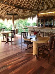 un patio con mesas y sillas y un bar en OHEI en Tangalle