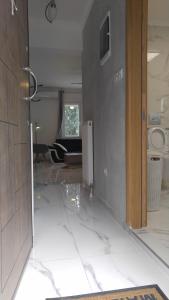 un soggiorno con pavimento in vetro in una camera di New!90sqm10minAirport2bedrooms a Salonicco