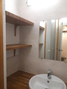 W łazience znajduje się biała umywalka i lustro. w obiekcie Studio Near The Slopes At La Plagne w mieście La Plagne Tarentaise