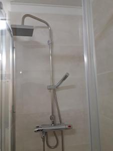 łazienka z prysznicem z głowicą prysznicową w obiekcie Studio Near The Slopes At La Plagne w mieście La Plagne Tarentaise
