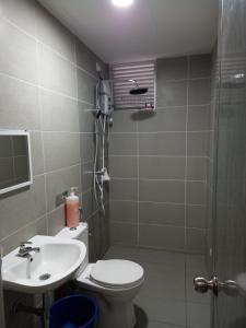 a bathroom with a toilet and a sink at SAFIYYA HOMES MERU RAYA - WIFI/NETFLIX in Ipoh +7 photos