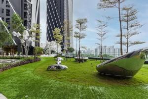 ein Park mit einer großen Skulptur im Gras in der Unterkunft Diamond Home Cozy at Arte Mont Kiara in Kuala Lumpur