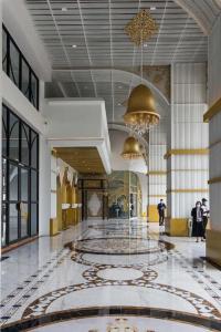 eine große Lobby mit einem Kronleuchter und einem großen Saal in der Unterkunft Diamond Home Cozy at Arte Mont Kiara in Kuala Lumpur