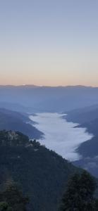 vistas a una gran masa de agua en Flower Patch Homestay en Kalimpong