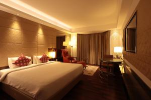 a hotel room with a bed and a desk at Hotel Cenneys Gateway in Salem