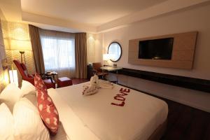 una camera con letto e TV a schermo piatto di Hotel Cenneys Gateway a Salem