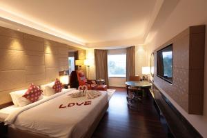 una habitación de hotel con una cama con amor escrita en ella en Hotel Cenneys Gateway, en Salem