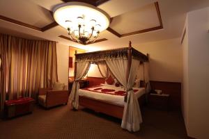 Postel nebo postele na pokoji v ubytování Hotel Cenneys Gateway