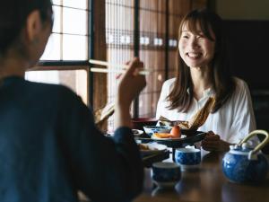 Os clientes hospedados em RITA Izumo Hirata