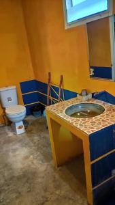 Six Nature Resort في شيانج راي: حمام مع حوض ومرحاض