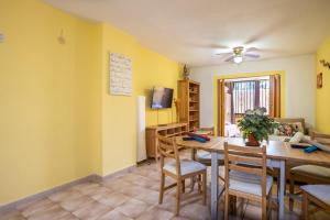 TV a/nebo společenská místnost v ubytování Castle Harbour Feel like home Flat Los Cristianos by LoveTenerife