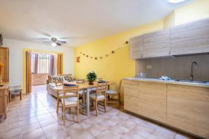 Kuchyň nebo kuchyňský kout v ubytování Castle Harbour Feel like home Flat Los Cristianos by LoveTenerife