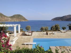 En udsigt til poolen hos Onar Patmos eller i nærheden