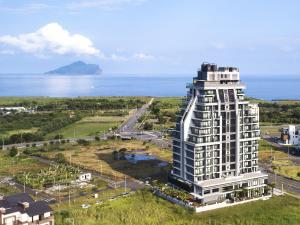 an aerial view of a building in front of the ocean at Lanyang Seaview Hotel in Toucheng