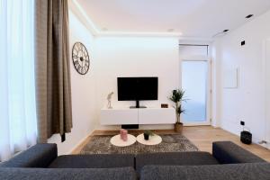 Televiisor ja/või meelelahutuskeskus majutusasutuses Lake Modern Suites - Free Parking