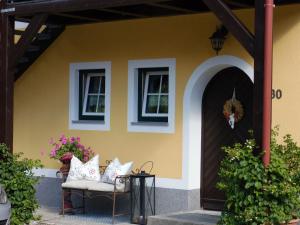 A seating area at Hinterramsebn