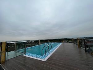 a swimming pool on the roof of a building at Marina Golfview in Ðố Sơn
