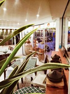 パトンビーチにあるLa Capannina Hotel Patongのテーブルと椅子が備わる部屋の植物