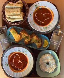 três pratos de comida numa mesa com sobremesas em Hotel Almenrausch em Neukirchen