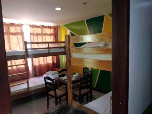 Rúm í herbergi á BOPEMPC Safari Hostel