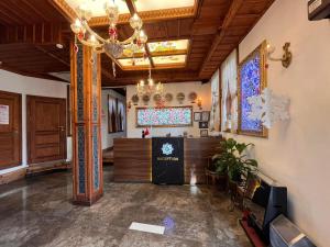 un vestíbulo de una sinagoga con una lámpara de araña en BAYEZİD HAN KONAK en Amasya