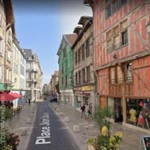 eine leere Straße in einer Stadt mit Gebäuden in der Unterkunft Cocoon standing - coeur historique de Troyes in Troyes