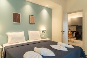ein Schlafzimmer mit einem Bett mit zwei Kissen darauf in der Unterkunft Esperos Studios and Apartments, #1 and #5 in Stalida