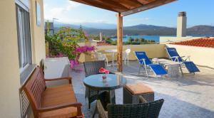 un patio con mesa y sillas y vistas al agua en Villa Minoas Apartments, en Istron