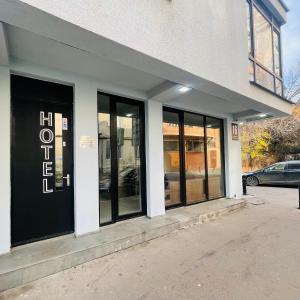 uma frente de loja com janelas a preto e branco em ART family hotel em Tbilisi