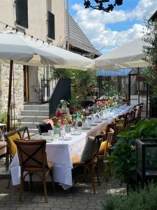 a long table with white tables and chairs at Hotel Am Markt in Besigheim