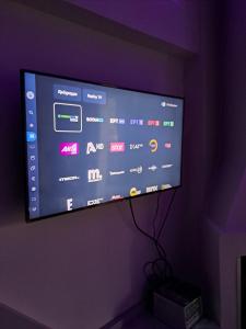 TV a/nebo společenská místnost v ubytování Vrachos Suites