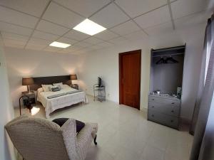 - une chambre avec un lit et une commode dans l'établissement Acogedora Casa de campo- BAJO con finca-, à Neda