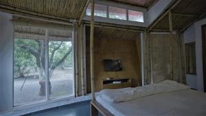 Postel nebo postele na pokoji v ubytování Amraness Luxury Resort Sasan Gir