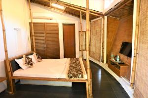 Postel nebo postele na pokoji v ubytování Amraness Luxury Resort Sasan Gir