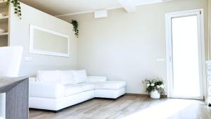 un soggiorno bianco con divano bianco di Falconetta Luxury House a Portoferraio