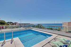 - une piscine sur un balcon avec l'océan en arrière-plan dans l'établissement Ocean Chic by the Beach, à Albufeira