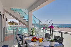 - une salle à manger avec vue sur l'océan dans l'établissement Ocean Chic by the Beach, à Albufeira