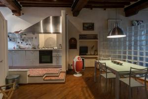 a kitchen with a table and chairs in a kitchen at Fillungo180 in Lucca