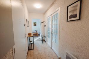 un couloir avec une porte menant à une salle à manger dans l'établissement L'Enfantous, à Ax-les-Thermes