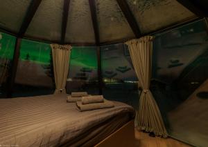 Postel nebo postele na pokoji v ubytování Aurora River Camp Glass igloos & cabins