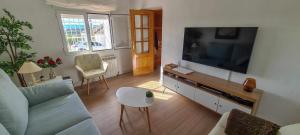 Televízia a/alebo spoločenská miestnosť v ubytovaní Casa deMáximo