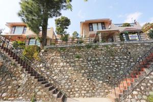 BhowāliにあるWinged Villa A7の石造りの壁