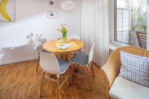 a dining room with a table and chairs at Wohnung Berlin in Norderney