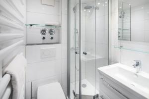 uma casa de banho com um chuveiro, um WC e um lavatório. em Die Kogge - Wohnung 13 em Norderney