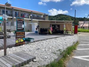 un edificio con una tienda con un cartel delante en エスポアールあま, 