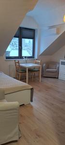 salon ze stołem i kanapą w obiekcie Prokocim Apartments w Krakowie