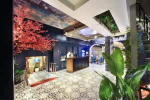 Uma TV ou centro de entretenimento em Walton Gardens Pera