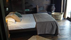 - un lit avec couverture dans une chambre dans l'établissement Posada de San Antonio, à La Pedrera